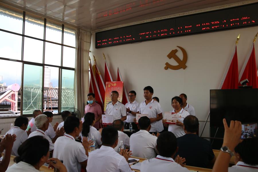 颁发政治生日贺卡