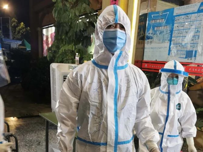 瞿发兴在一线参与抗疫