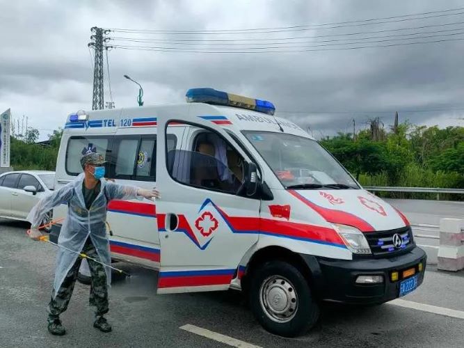 瞿发兴为急救车消毒