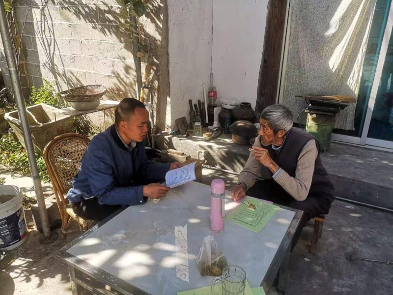 九保乡退役军人服务站到在乡老复原军人赵立明家中宣传退役军人保障法