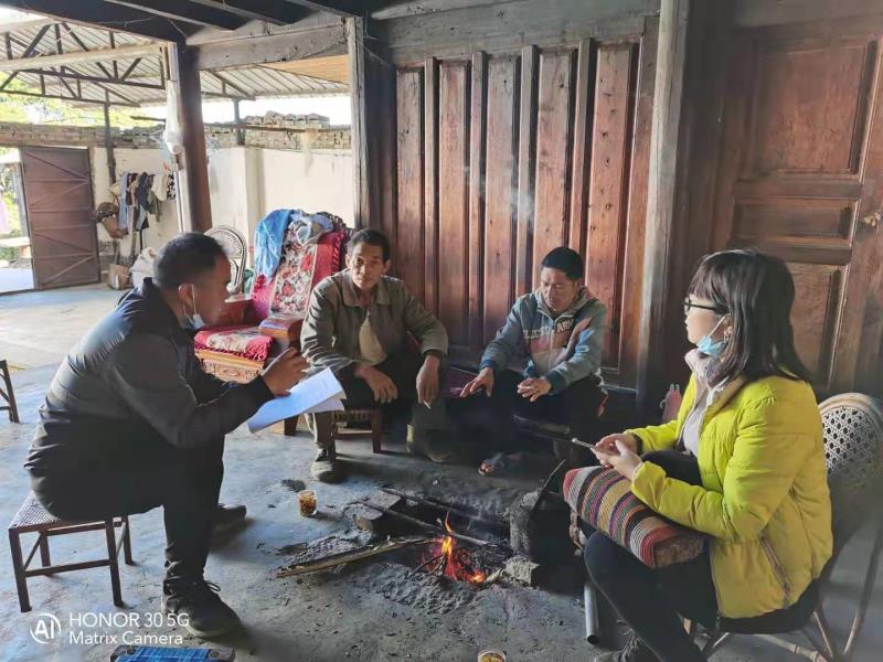 梁河县退役军人事务局局长曹树良到挂钩村宣传《退役军人保障法》3