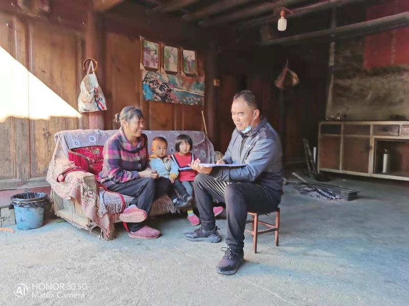 梁河县退役军人事务局局长曹树良到挂钩村宣传《退役军人保障法》4