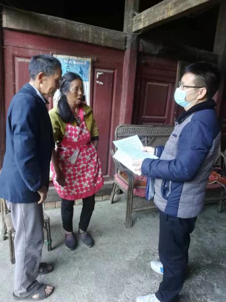 梁河县退役军人事务局孟必宏副局长到挂钩村入户宣传《退役军人保障法》