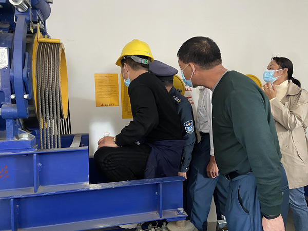 落实安全责任提升服务水平梁河县政务服务管理局开展电梯安全知识培训
